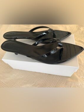 Femme La Ginza Thong Slipper in Black